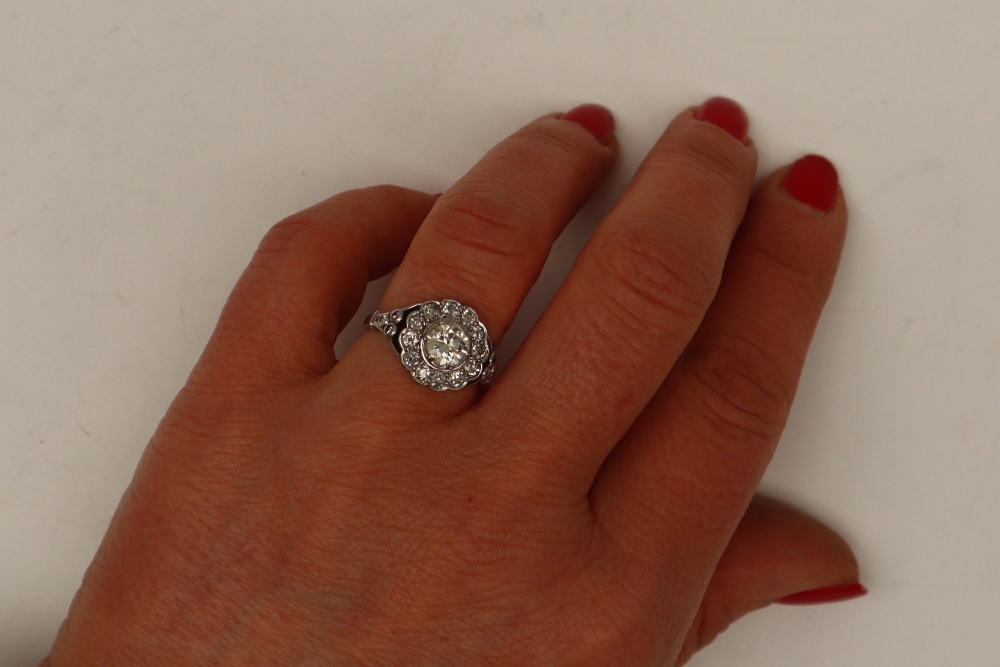 A diamond cluster ring, the central round old cut diamond, approximately 0. - Bild 6 aus 7