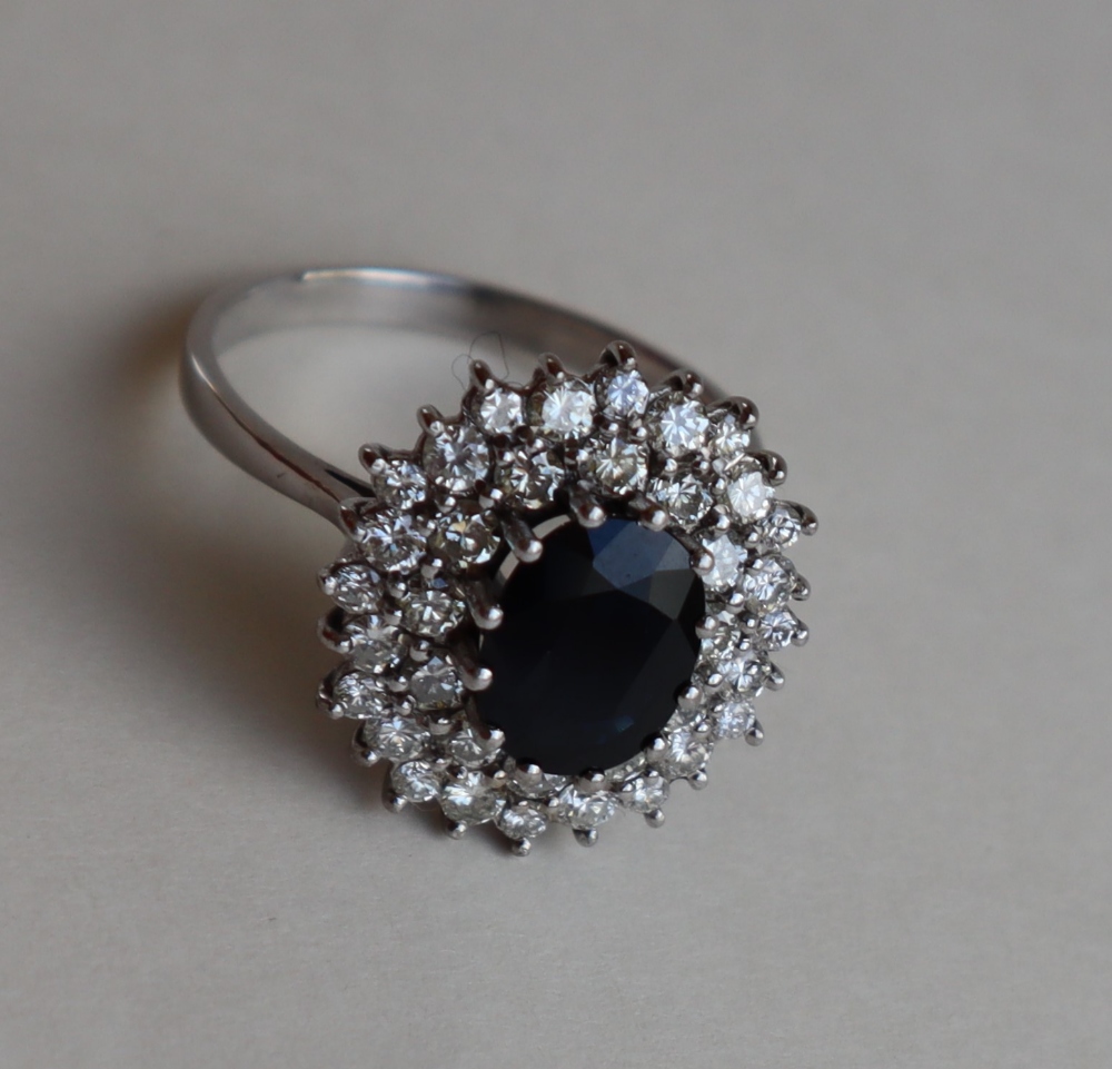 A sapphire and diamond oval cluster ring, set with an oval dark blue sapphire approximately 2. - Bild 3 aus 9