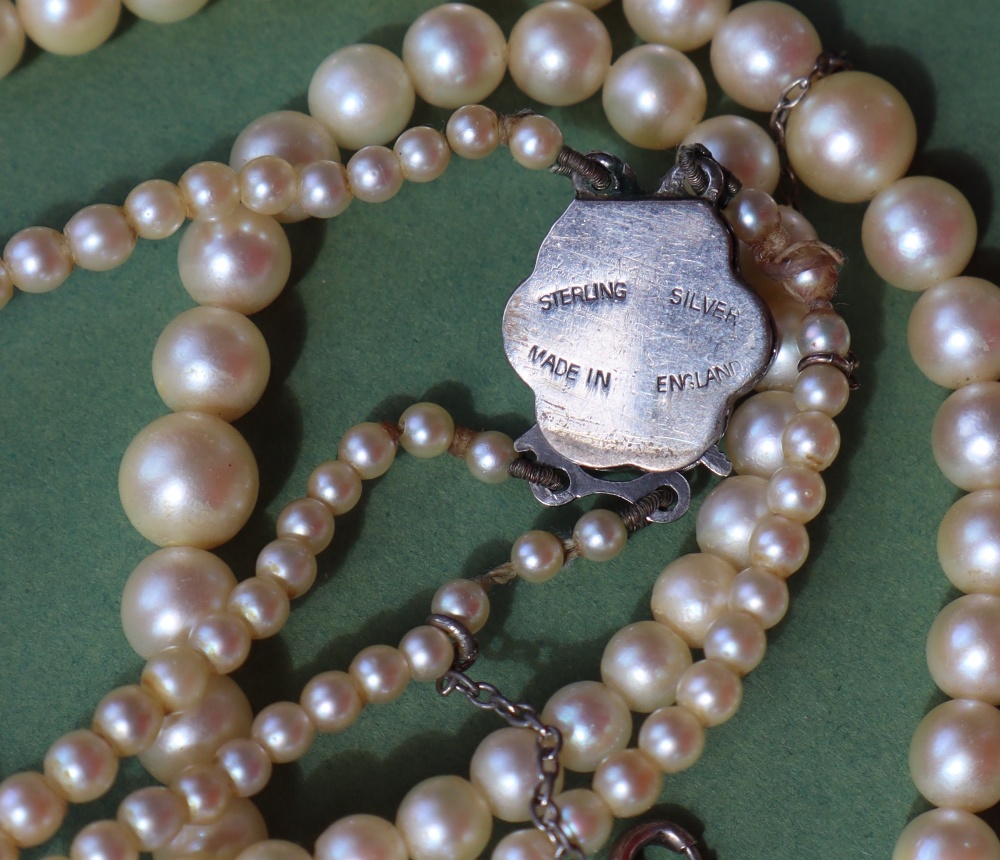 A two row graduated pearl necklet, varying in size from 2.8mm to 7. - Bild 5 aus 5