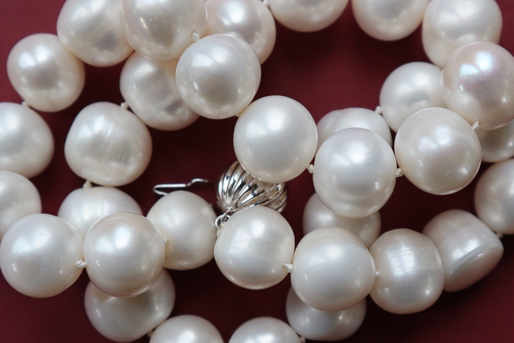 A cultured pearl necklace set with large barrel shaped pearls to a 9ct white gold concertina style - Bild 2 aus 4