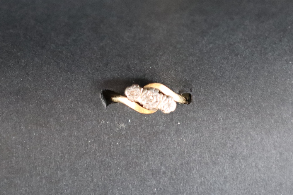 A three stone diamond ring set with round old cut diamonds to a white metal setting and 18ct gold - Bild 4 aus 7