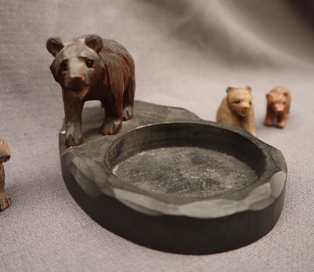 A Black Forest bear pin tray together with four assorted carved bears - Bild 3 aus 8