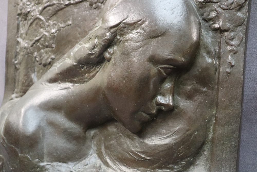 Jules Bernaerts Memor A bronze wall plaque of a maiden in profile Signed and dated 1910 A Van - Bild 2 aus 8