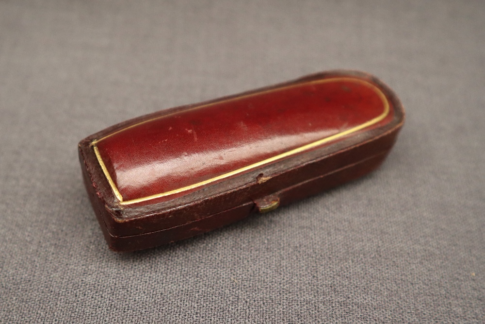 A 9ct gold mounted amber cheroot cigar holder, - Image 4 of 4