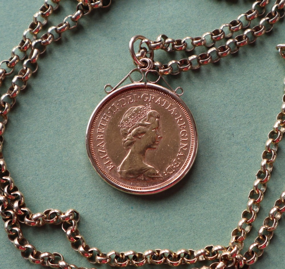 An Elizabeth II gold sovereign dated 1978 in a 9ct gold slip mount on a 9ct gold chain, - Bild 2 aus 3