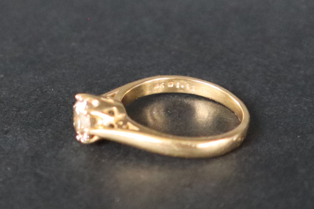 An 18ct yellow gold solitaire diamond ring set with a champagne coloured round brilliant diamond - Bild 7 aus 10