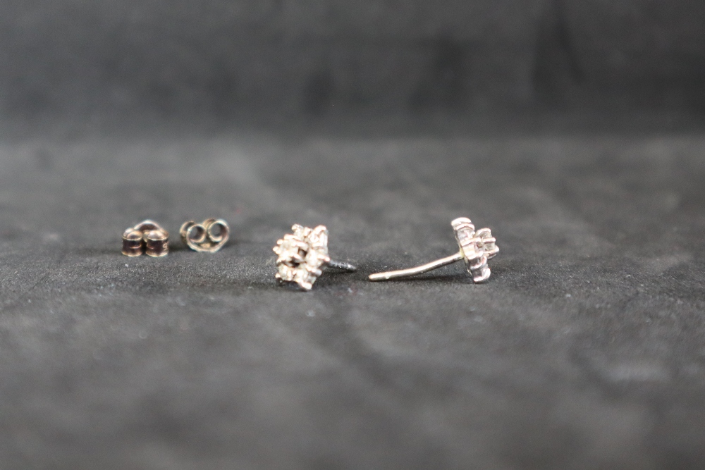A pair of diamond stud cluster earrings, - Bild 4 aus 4