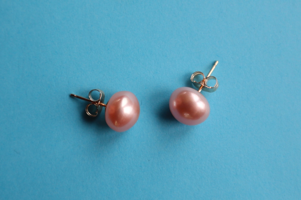 A pair of 9ct yellow gold studs set with oblate spheroid pink cultured pearls - Bild 3 aus 4