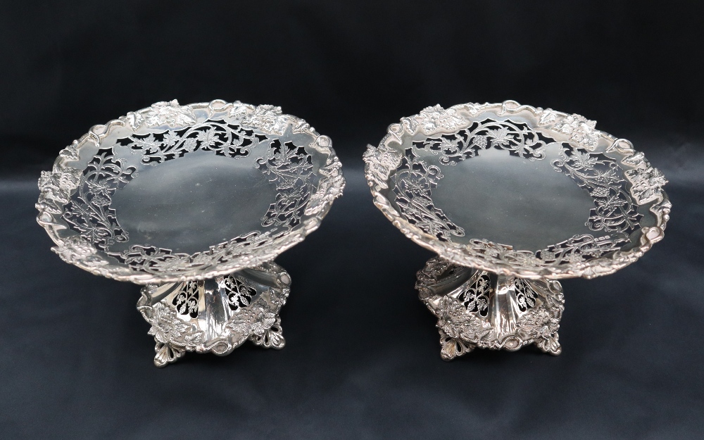 A pair of George V silver comports with a pierced top and grapes and leaves decoration, Sheffield, - Bild 2 aus 7