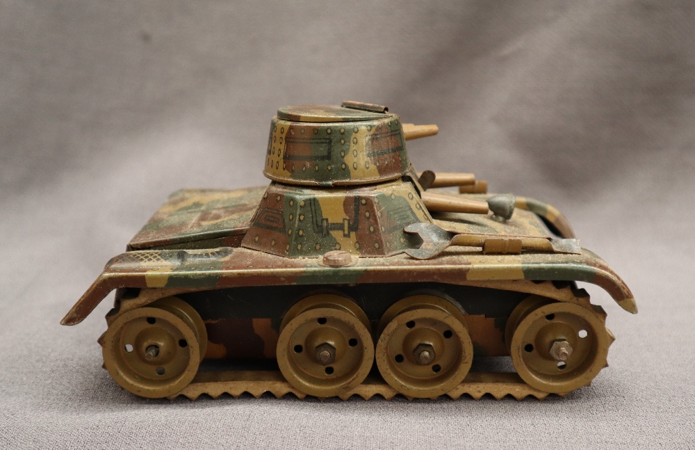 A Gama Montage tin plate tank, - Image 4 of 9