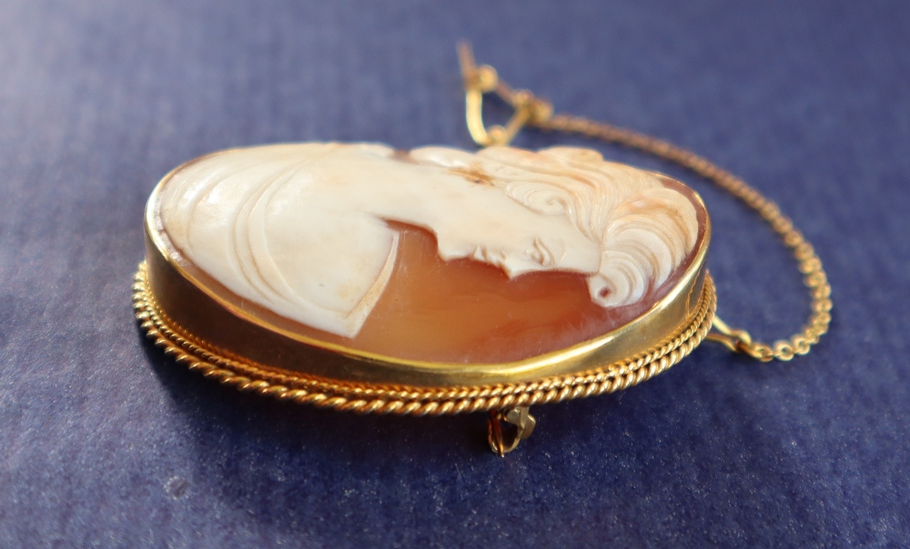 A shell cameo brooch in the form of a maiden in profile in a 9ct gold mount, - Bild 2 aus 6