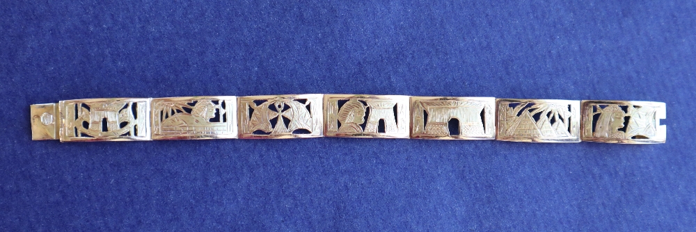 A yellow metal Egyptian bracelet, approximately 29 grams, - Bild 3 aus 4