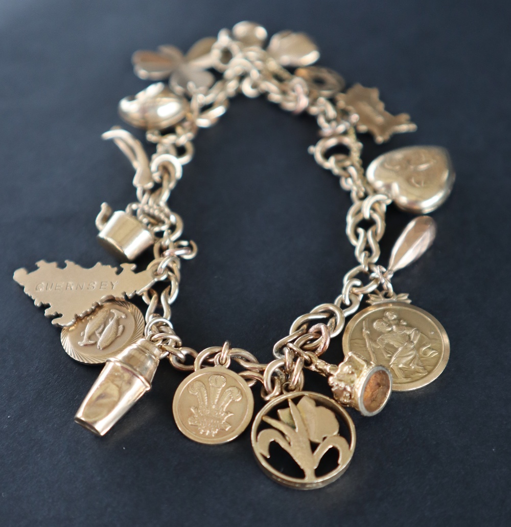 A 9ct gold bracelet with interlocking links set with numerous charms including the Prince of Wales - Bild 2 aus 2