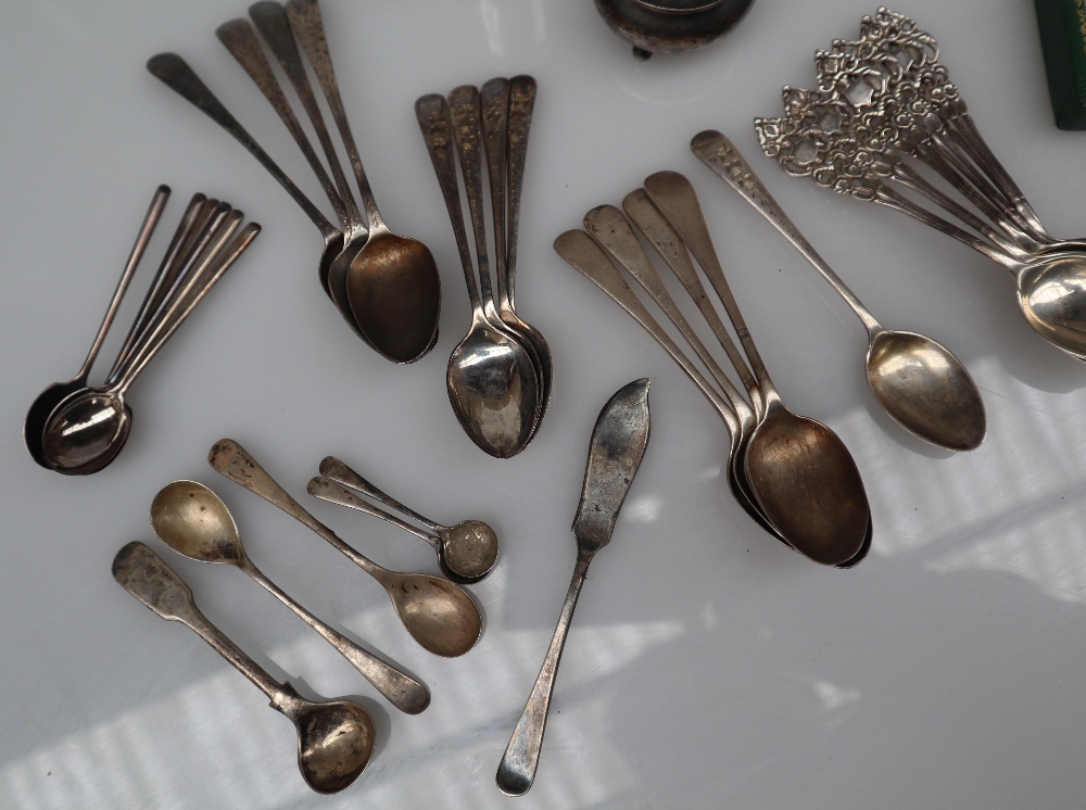 A set of six George V silver coffee spoons with pierced handles, Birmingham, 1911, - Bild 3 aus 4