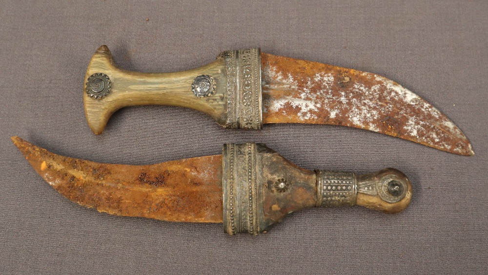 A white metal mounted horn handled Jambiya dagger with a curved steel blade and white metal mounted - Bild 5 aus 6