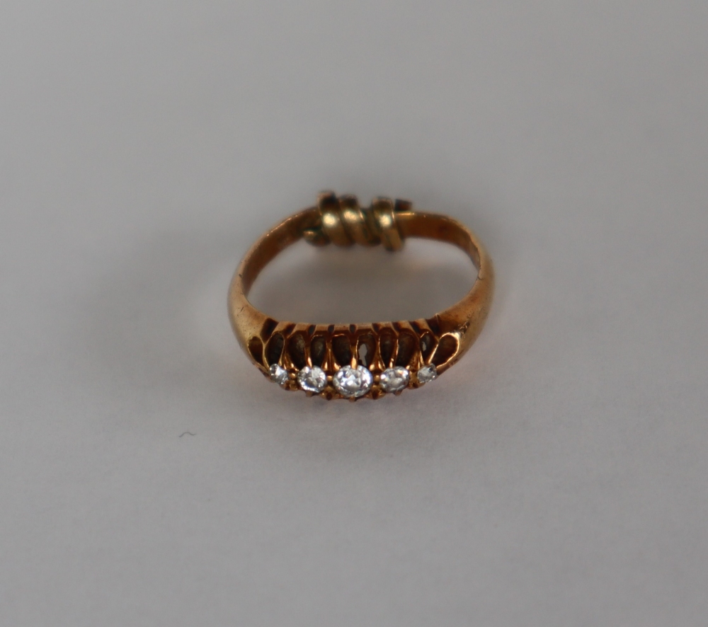 A five stone diamond ring, set with graduating old cut diamonds to an 18ct yellow gold shank, - Bild 4 aus 6