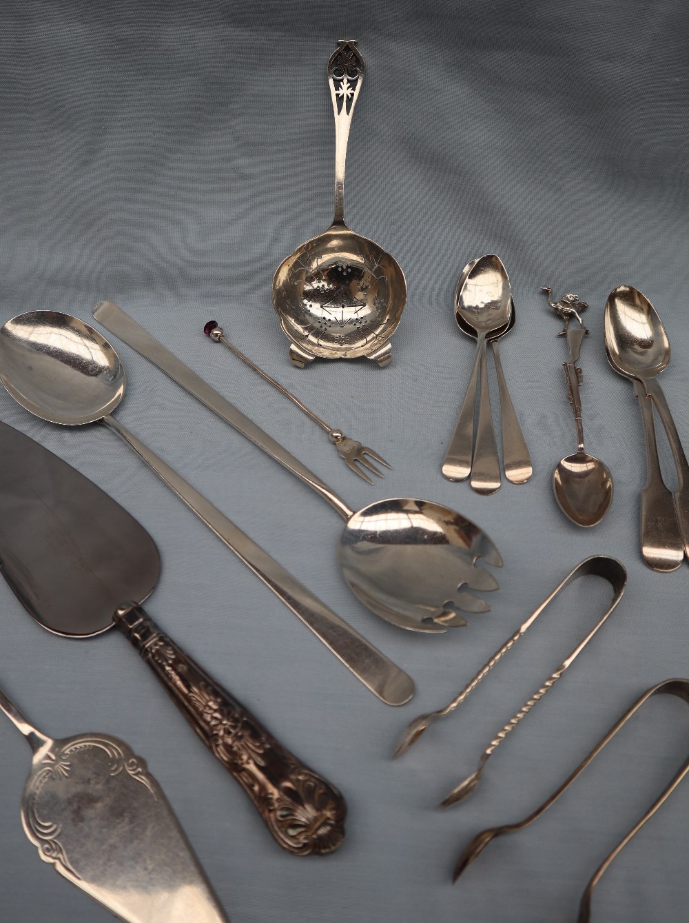 A pair of George V silver salad servers, Birmingham, 1933,