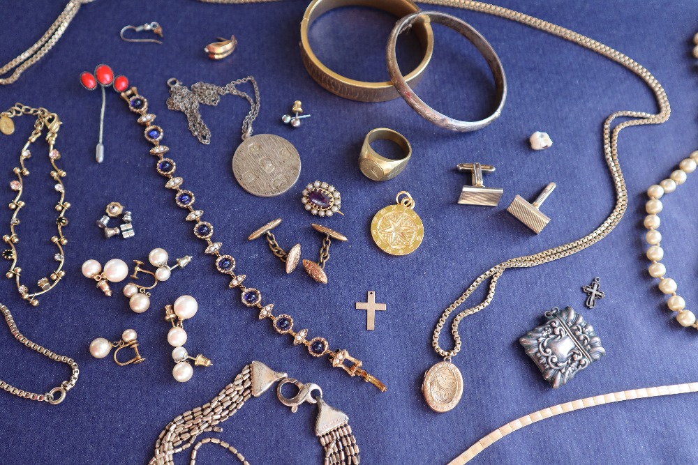 Assorted costume jewellery including a gilt hinged bangle, other bracelets, rings, faux pearls,