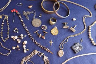 Assorted costume jewellery including a gilt hinged bangle, other bracelets, rings, faux pearls,