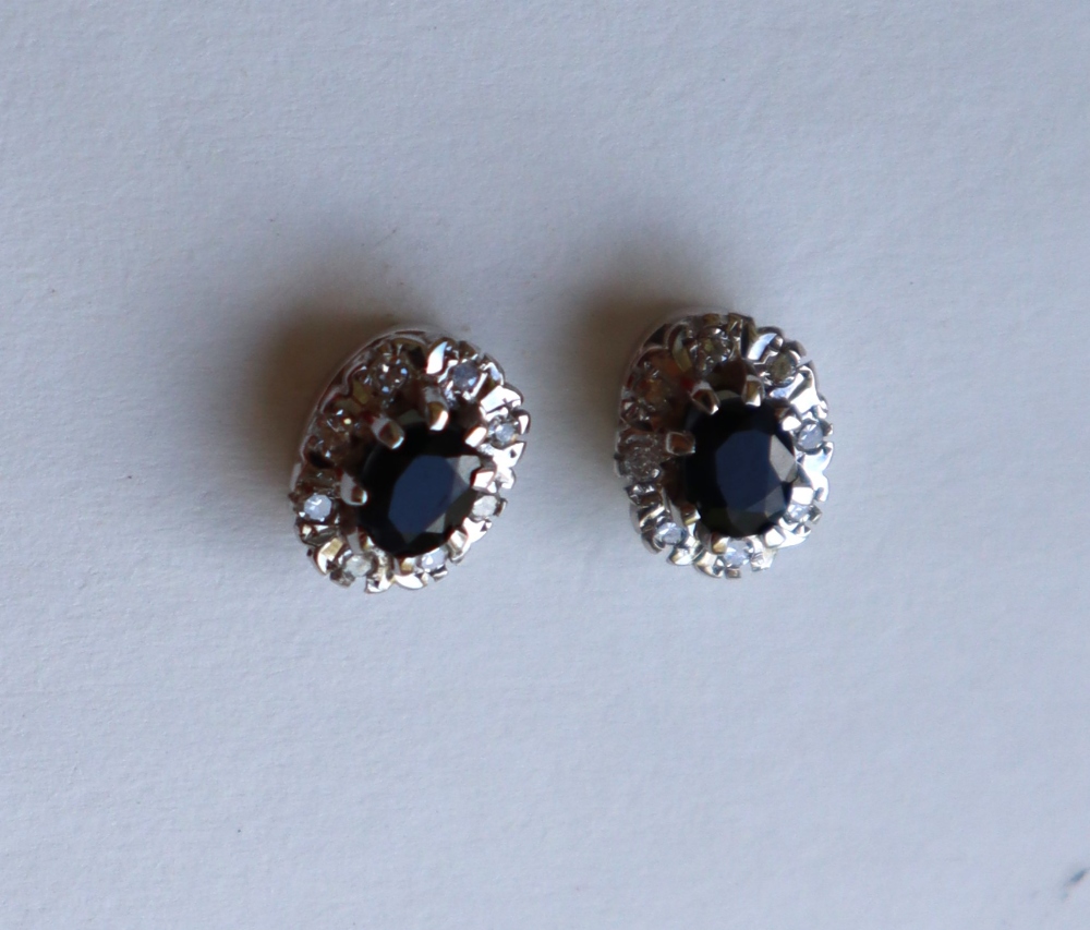 A pair of sapphire and diamond cluster earrings, each set with an oval cut sapphire approximately 0. - Bild 2 aus 5