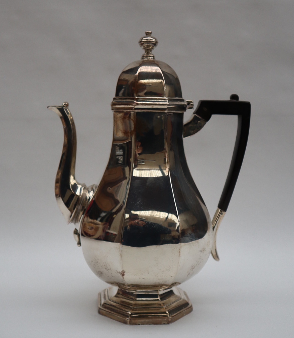 An Edward VII silver baluster coffee pot, London, 1904, Thomas Bradbury and Sons, - Image 4 of 5