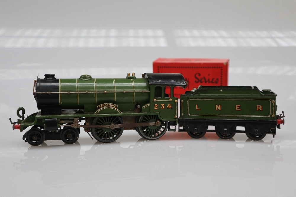 A Hornby O Gauge 4-4-0 locomotive Yorkshire 234 in green wirth LNER tender - Bild 2 aus 5