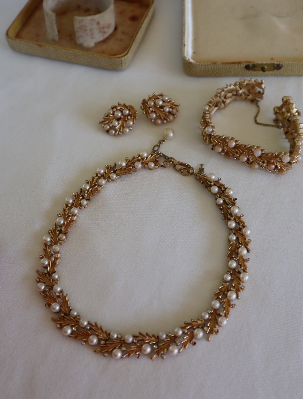 Assorted costume jewellery including a Trifari suite of necklace, - Image 6 of 6