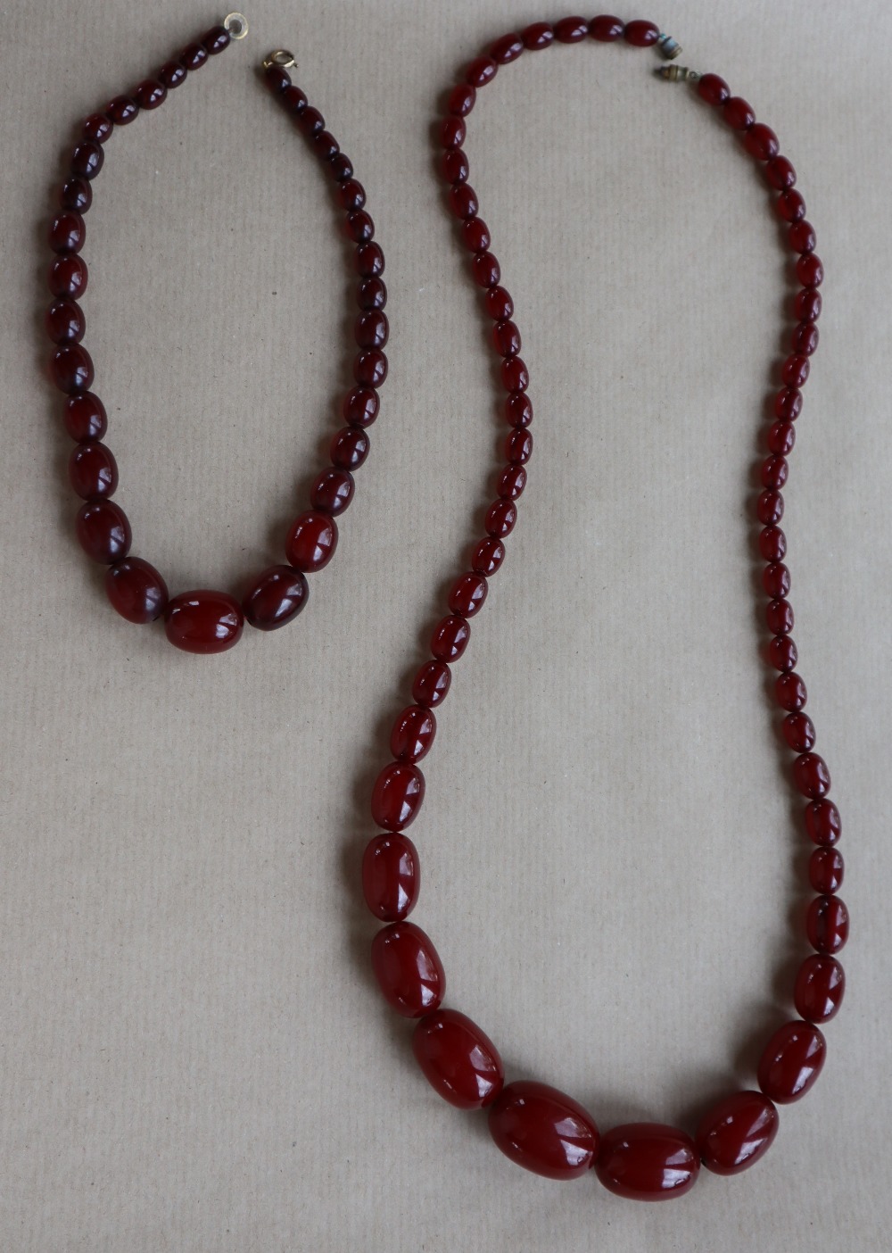 Two Cherry Amber / bakelite bead necklaces, ranging in size from 30mm to 10mm, 79cm long, - Bild 4 aus 12
