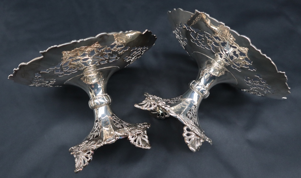 A pair of George V silver comports with a pierced top and grapes and leaves decoration, Sheffield, - Bild 6 aus 7