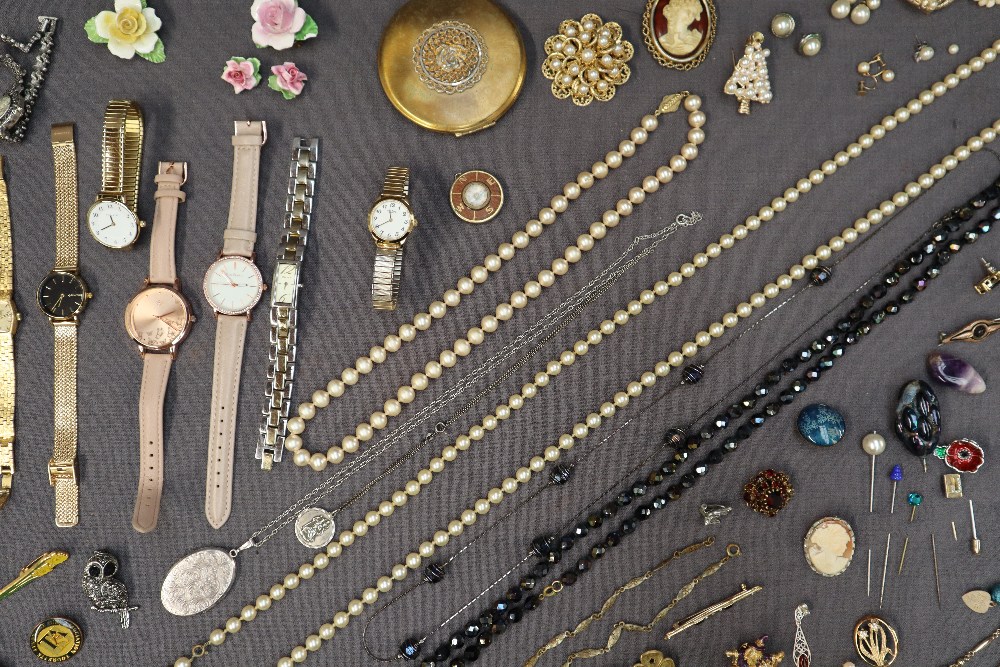Assorted costume jewellery including faux pearls, Rotary wristwatch, other wristwatches, earrings, - Bild 2 aus 9