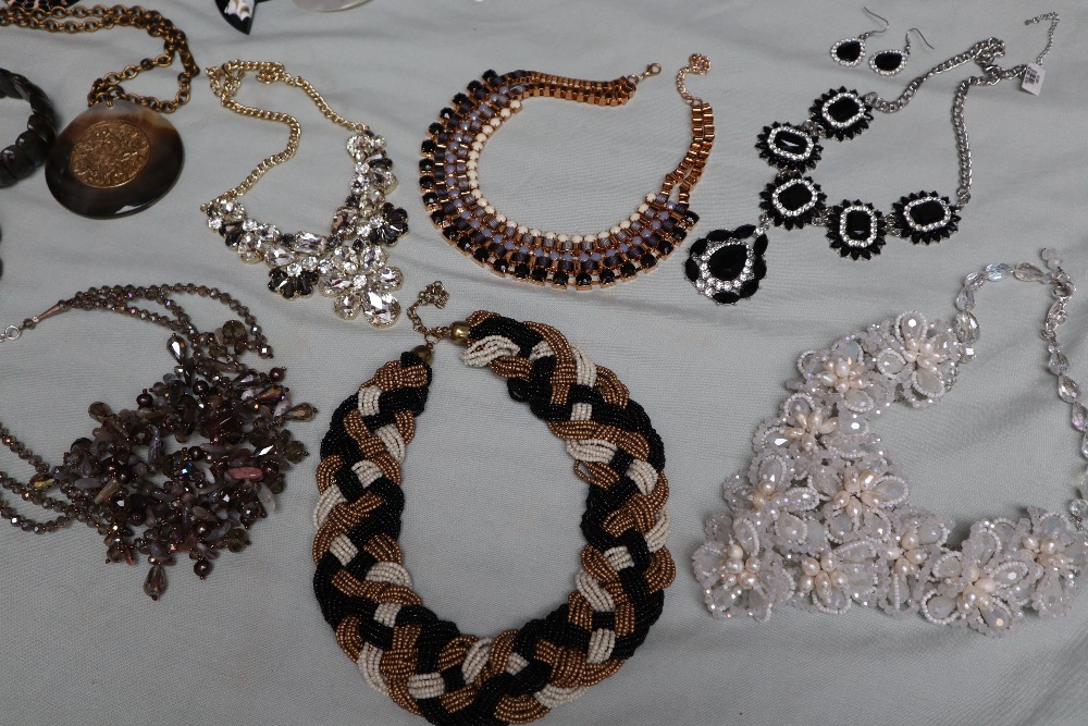 Faux pearls together with costume jewellery necklaces etc - Bild 6 aus 6