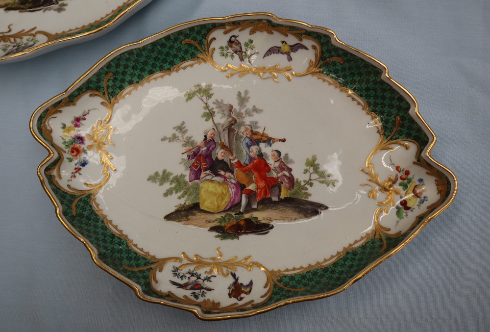 A pair of Meissen oval leaf shaped dishes painted with vignettes of a song bird, - Image 2 of 6