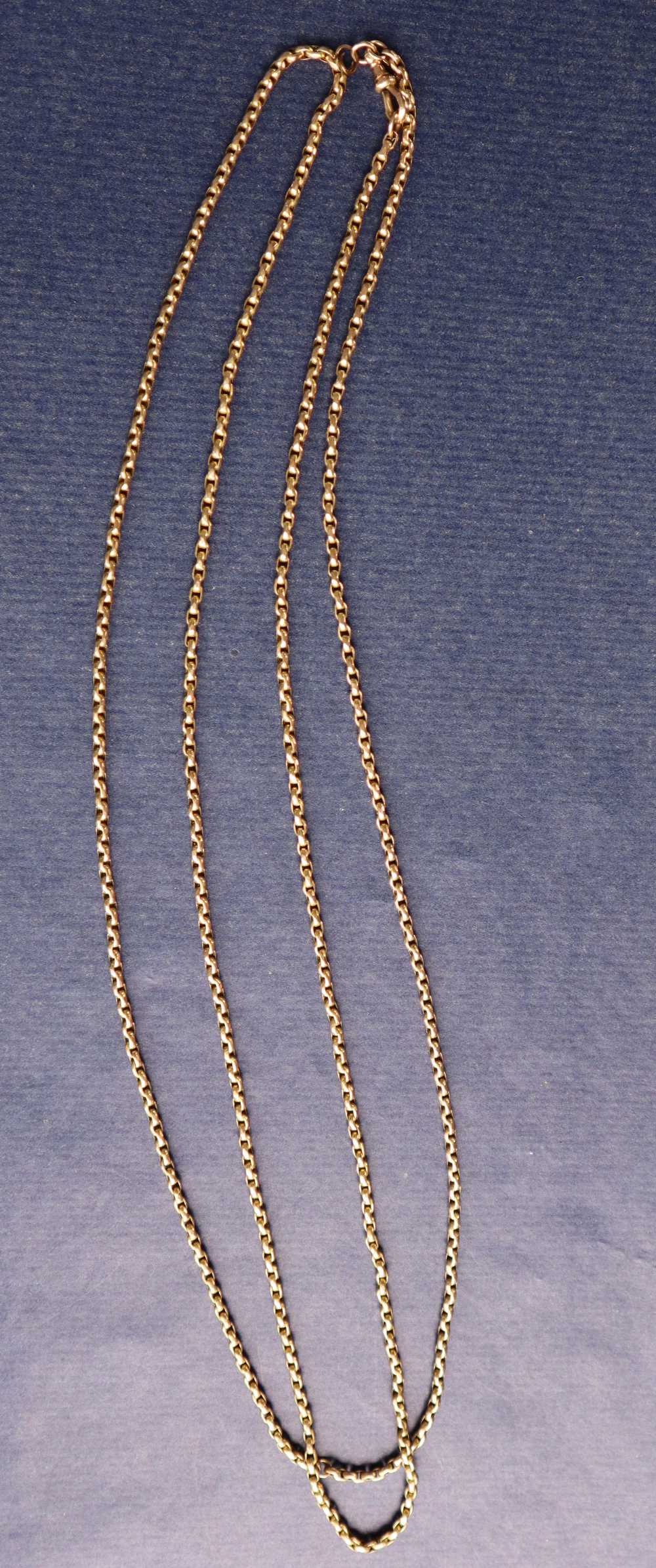 A 9ct yellow gold long chain with oval faceted links, - Bild 2 aus 3