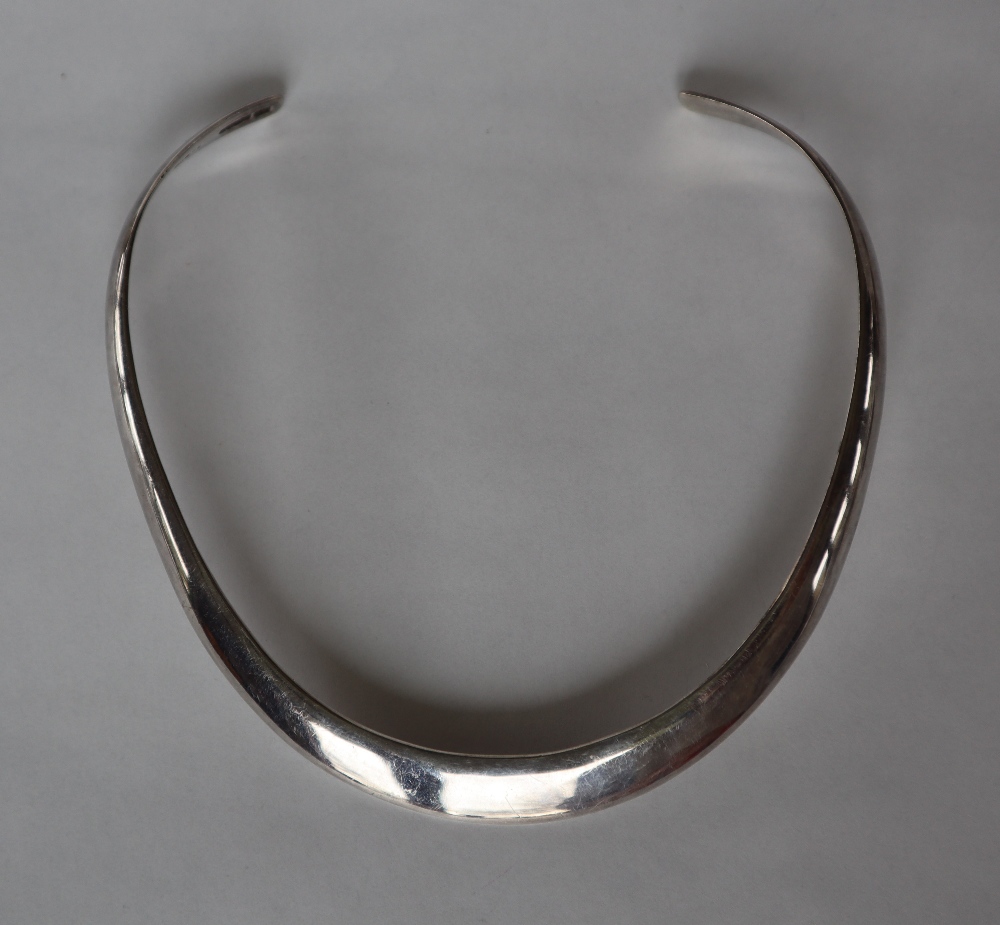 A silver torque necklet together with silver bangles, - Bild 2 aus 6