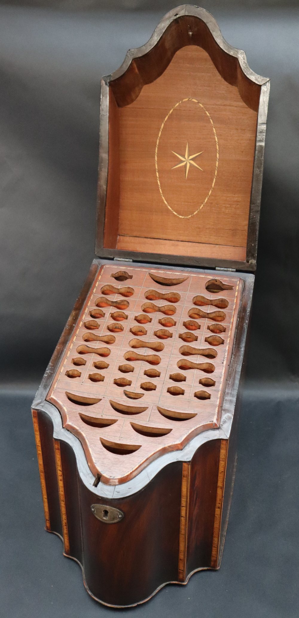 A George III mahogany serpentine fronted knife box with a shell inlaid crossbanded top, - Bild 7 aus 8