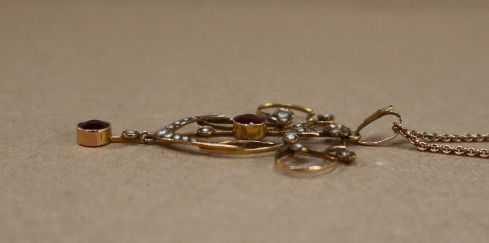 An Edwardian 9ct yellow gold garnet and seed pearl pendant on a 9ct gold chain, - Image 4 of 6