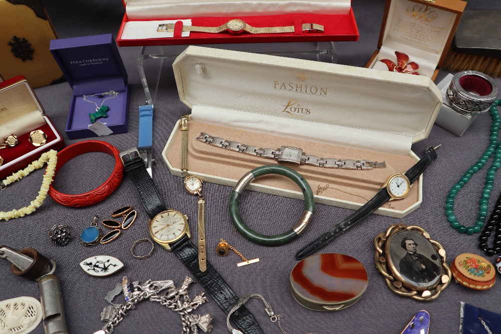 A hardstone box, together with a lattice ring, a jade bangle, another bangle, other wristwatches, - Image 5 of 12