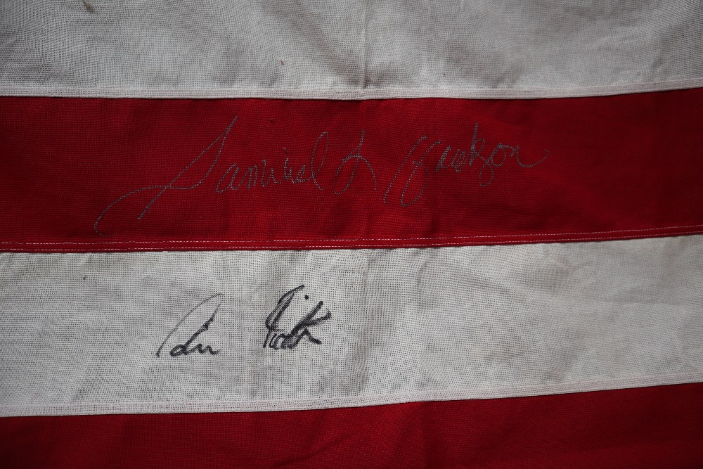 An American Flag, signed by Samuel L. Jackson and Colin Firth. - Bild 2 aus 4