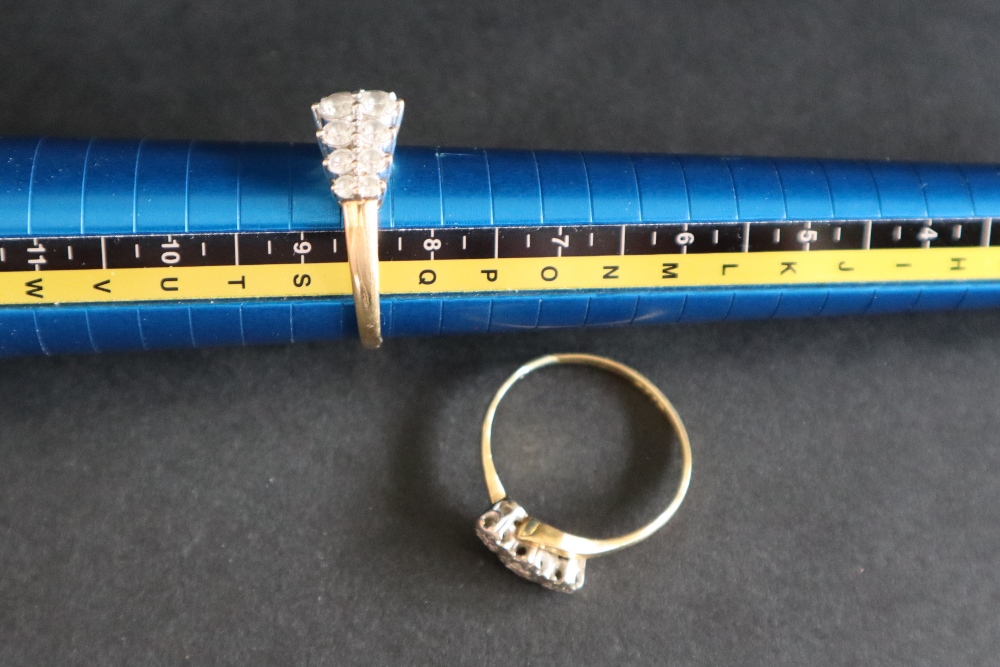 A three stone diamond ring set with round old cut diamonds to a white metal setting and 18ct gold - Bild 6 aus 7