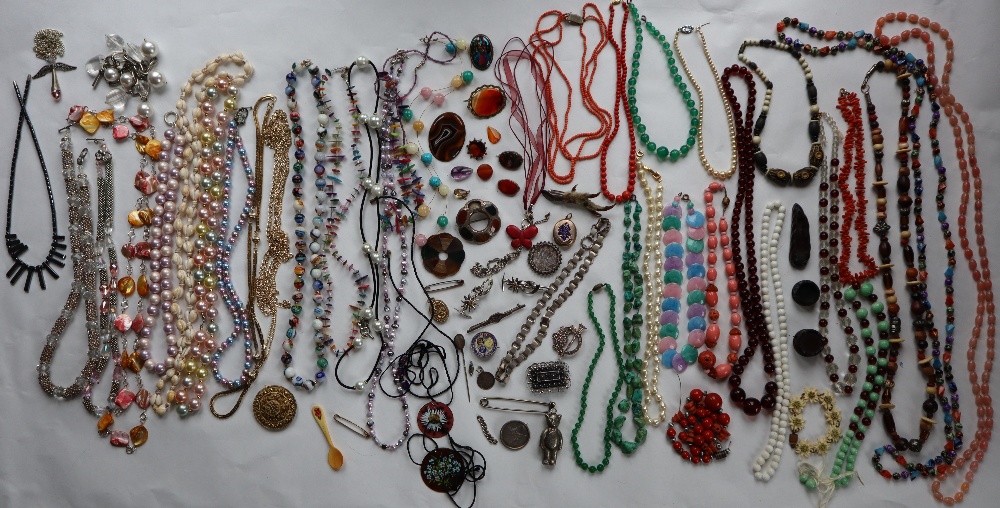 A large lot of assorted costume jewellery including Scottish hardstones, beaded necklaces, - Bild 3 aus 6