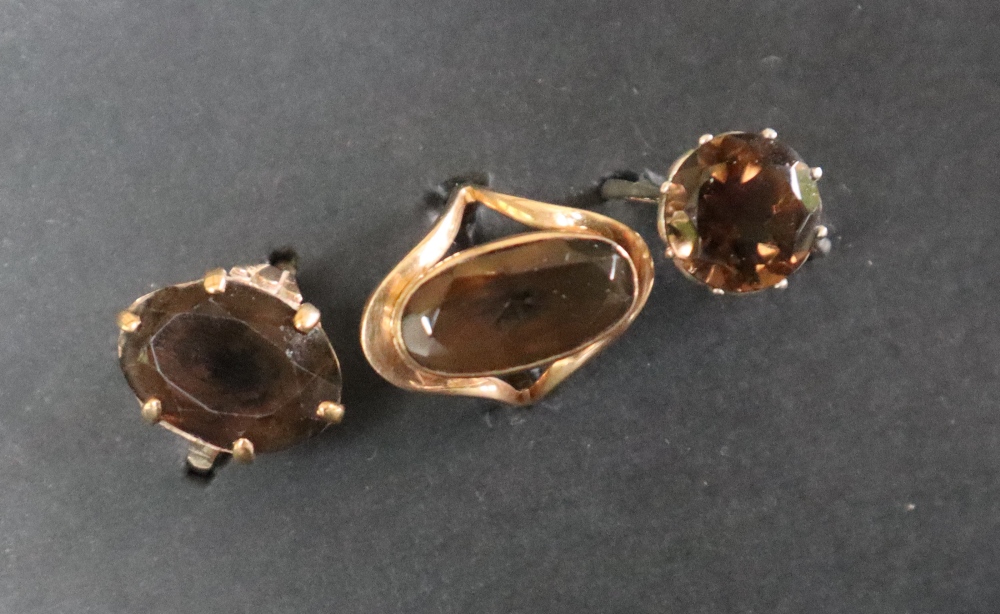 A 9ct gold dress ring set with an oval faceted smoky quartz, size m,