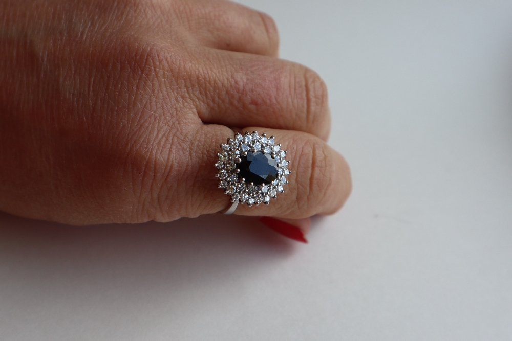 A sapphire and diamond oval cluster ring, set with an oval dark blue sapphire approximately 2. - Bild 8 aus 9