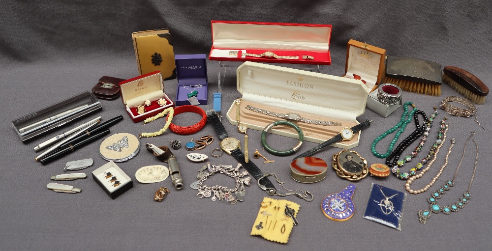 A hardstone box, together with a lattice ring, a jade bangle, another bangle, other wristwatches, - Image 7 of 12