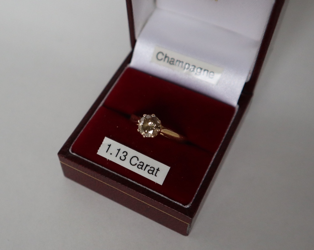 An 18ct yellow gold solitaire diamond ring set with a champagne coloured round brilliant diamond - Bild 2 aus 10