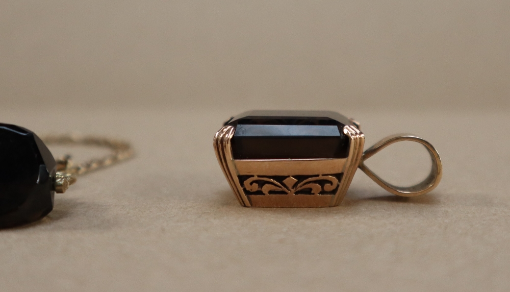 A smokey quartz pendant, set in yellow metal, - Bild 3 aus 5