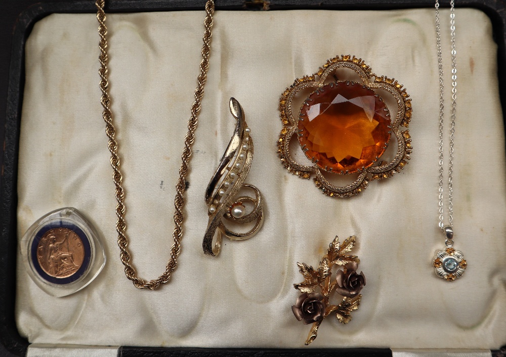 Assorted costume jewellery including necklaces, brooches, - Image 3 of 4