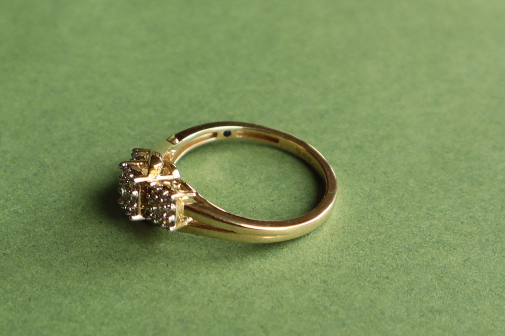 A triple cluster diamond ring set with round cut diamonds to a 9ct yellow gold setting and shank, - Bild 5 aus 6