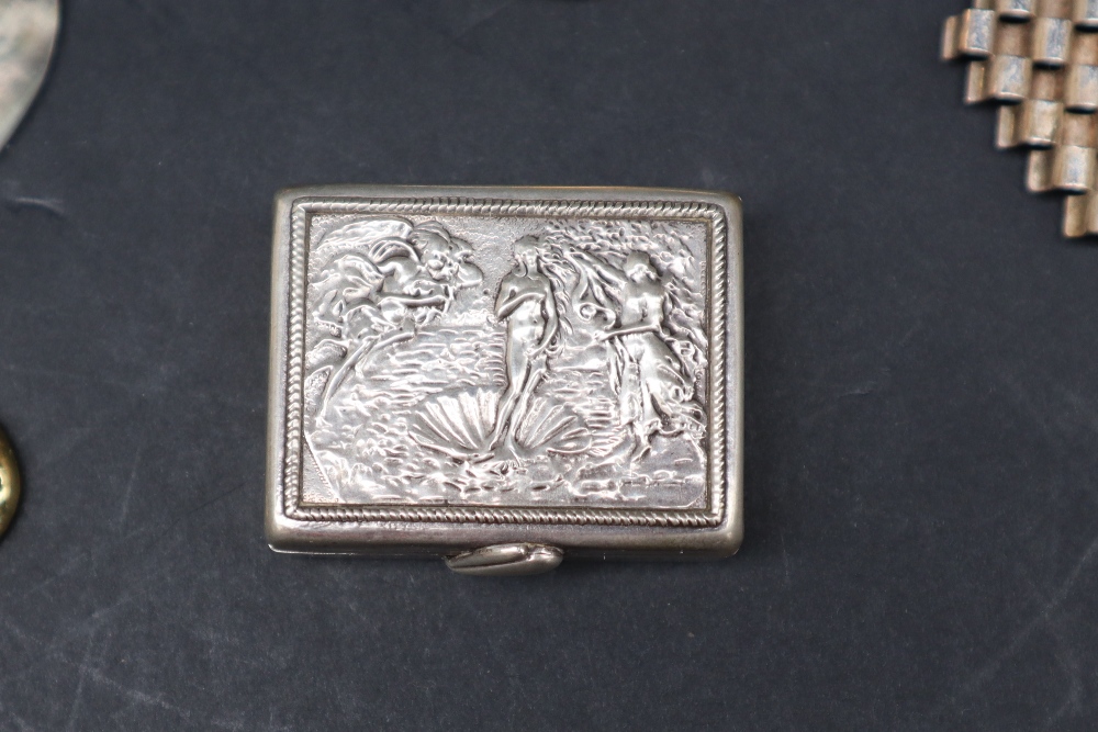 A white metal pill box of rectangular form, the lid depicting Botticelli's Venus, marked 800, - Bild 4 aus 4