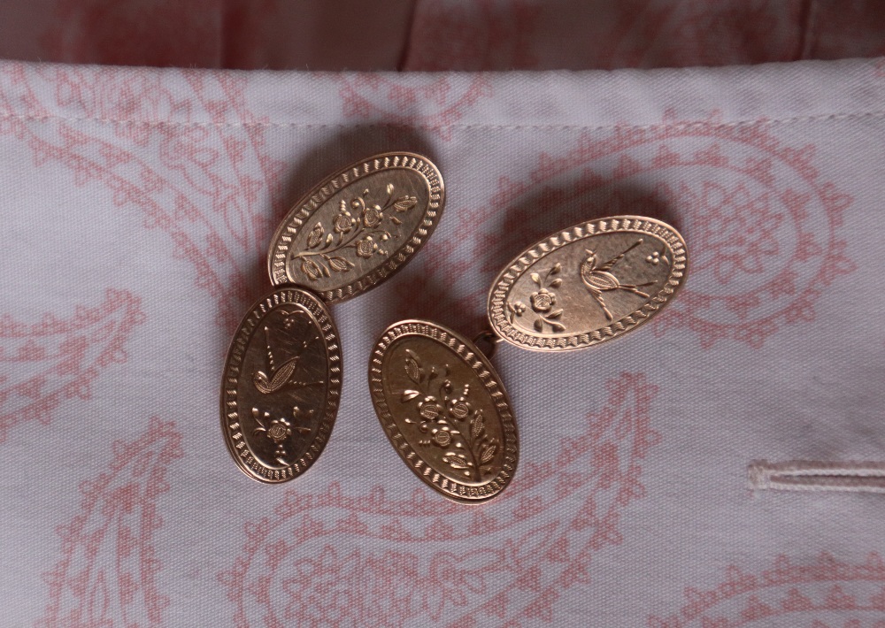 Two pairs of 9ct yellow gold cufflinks, approximately 13. - Image 2 of 4