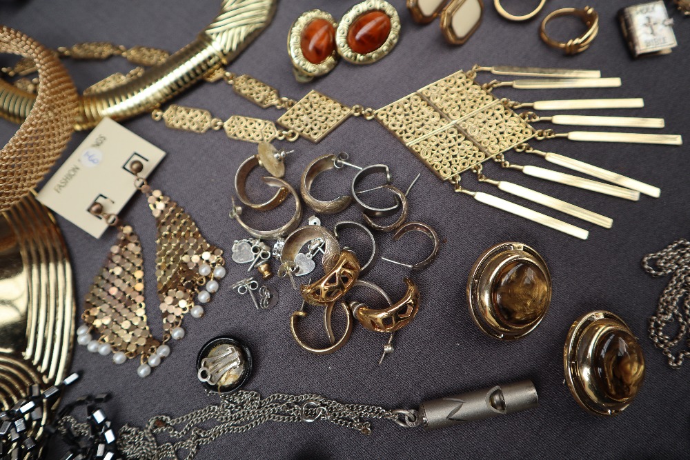 Assorted costume jewellery including rings, locket, chains, bangles, - Image 5 of 6